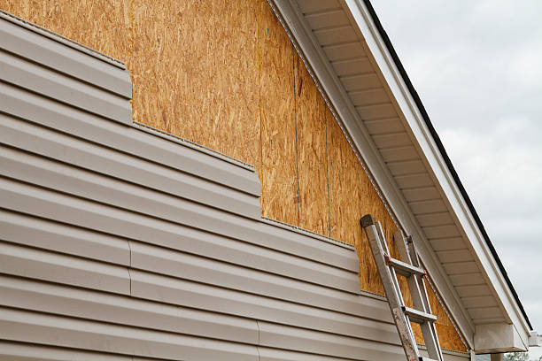 Professional Vinyl Siding technician working in Somerville, TN